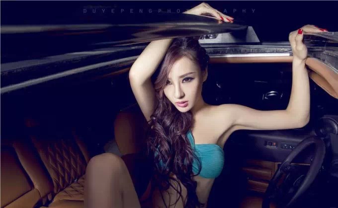 悍馬車模 演繹現(xiàn)實版美女與野獸