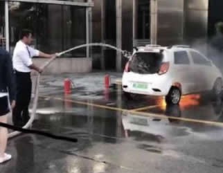 疑似江鈴E100B電動汽車發(fā)生自燃 幸好被酒店人員撲滅