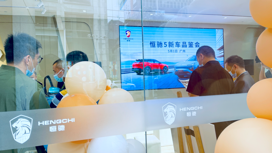 恒大汽車門口的三輛警車