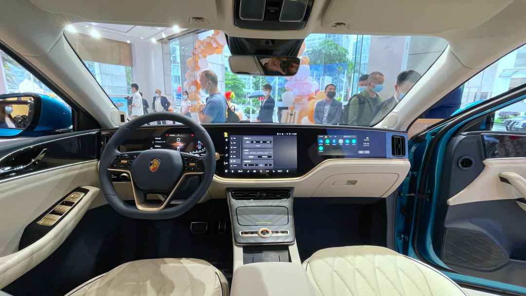 恒大汽車門口的三輛警車