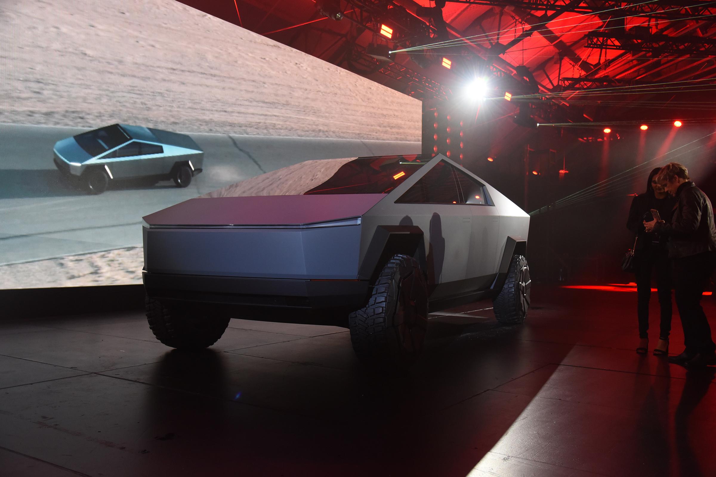特斯拉展示太陽能增程拖車，未來或?qū)⑦\(yùn)用到乘用車上