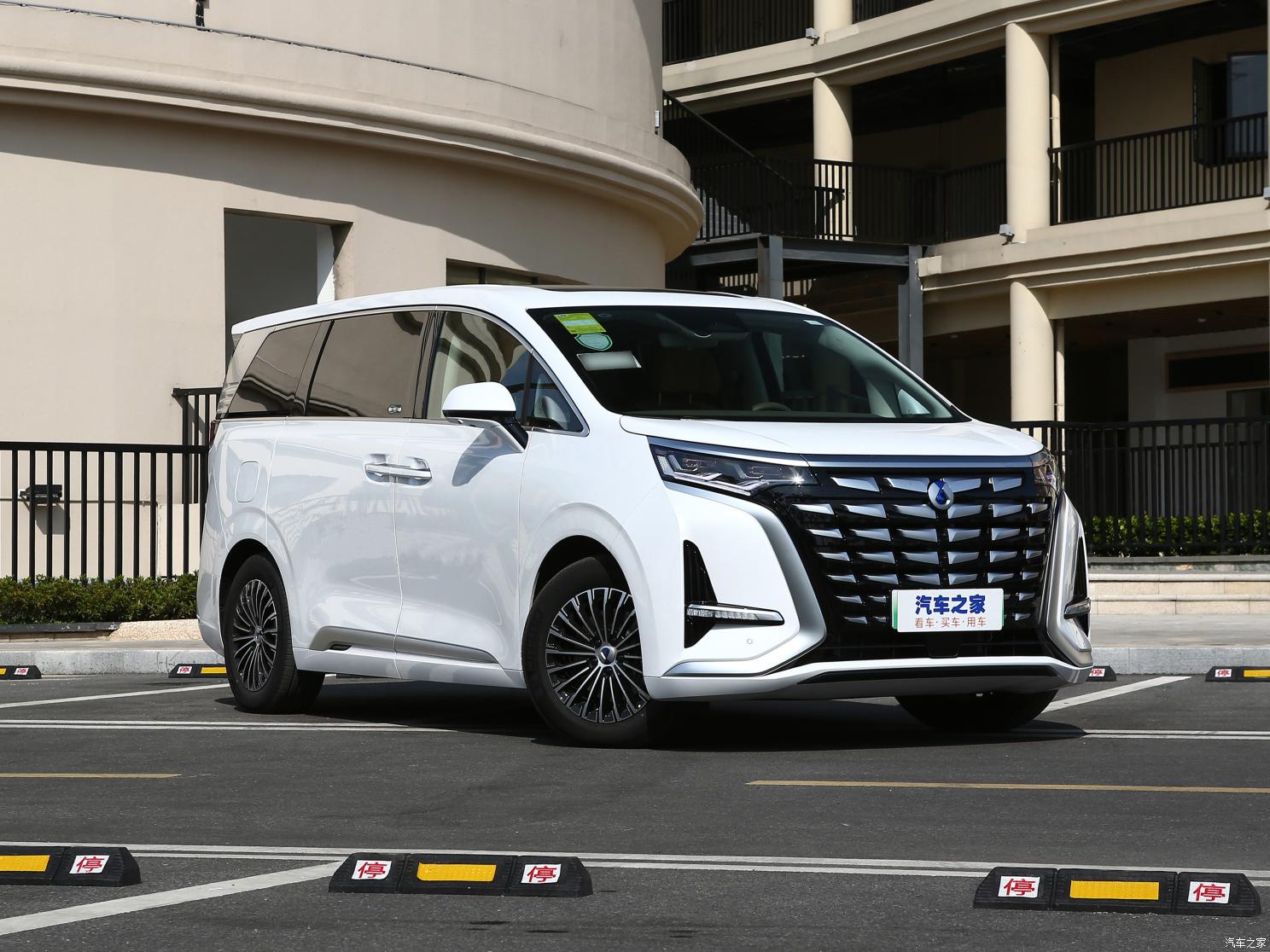 騰勢汽車 騰勢D9 2022款 DM-i 970 四驅(qū)尊榮型