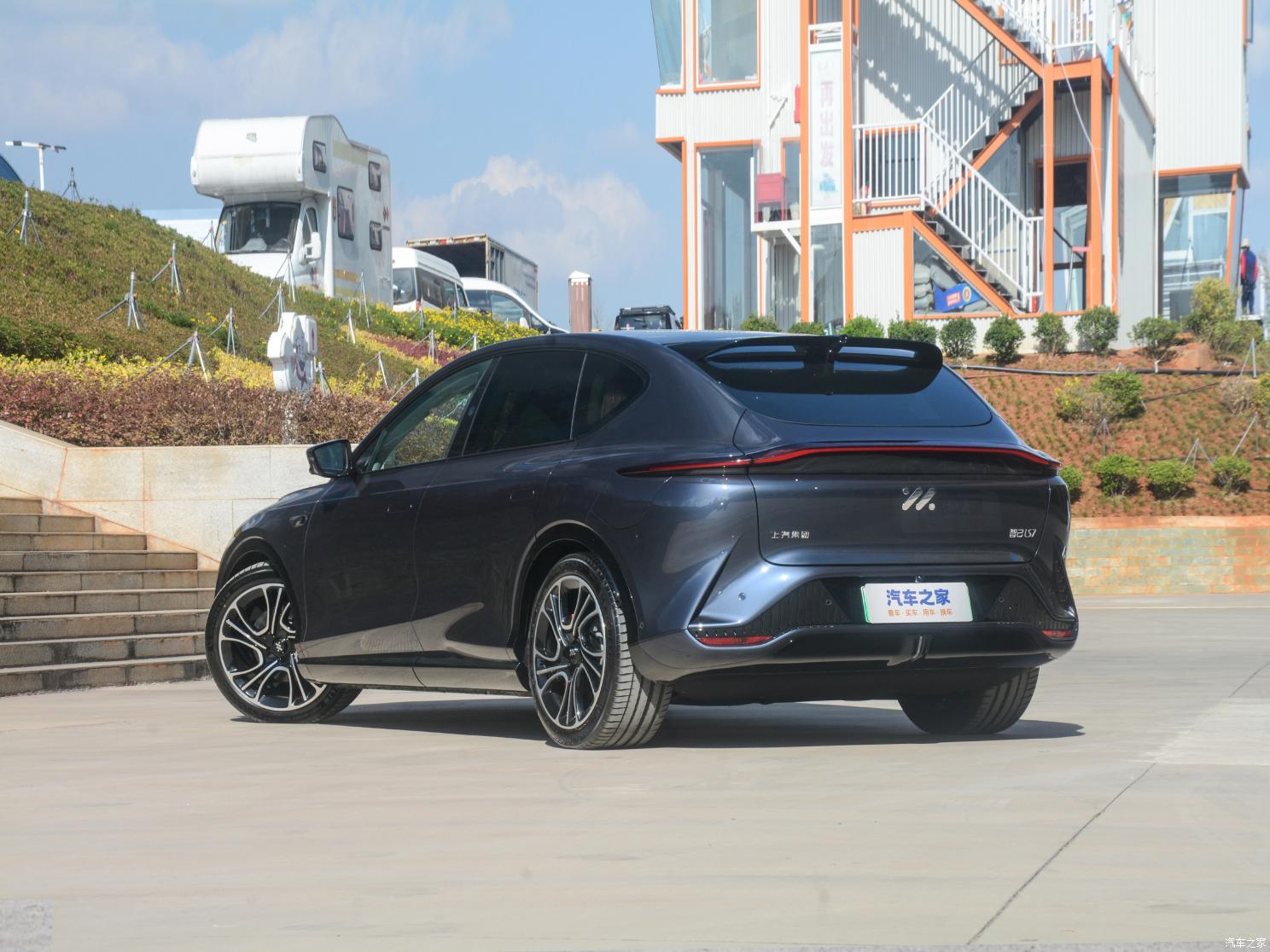 智己汽車(chē) 智己LS7 2023款 100kWh Lux后驅(qū)版