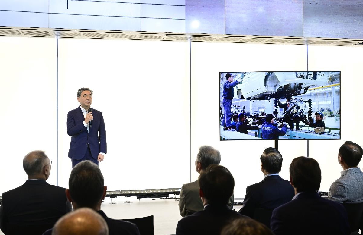 4.現(xiàn)代汽車CEO張在勛在“Pony時間”展覽開幕式和《RETRACE Series》出版紀念會上發(fā)表演講.jpg