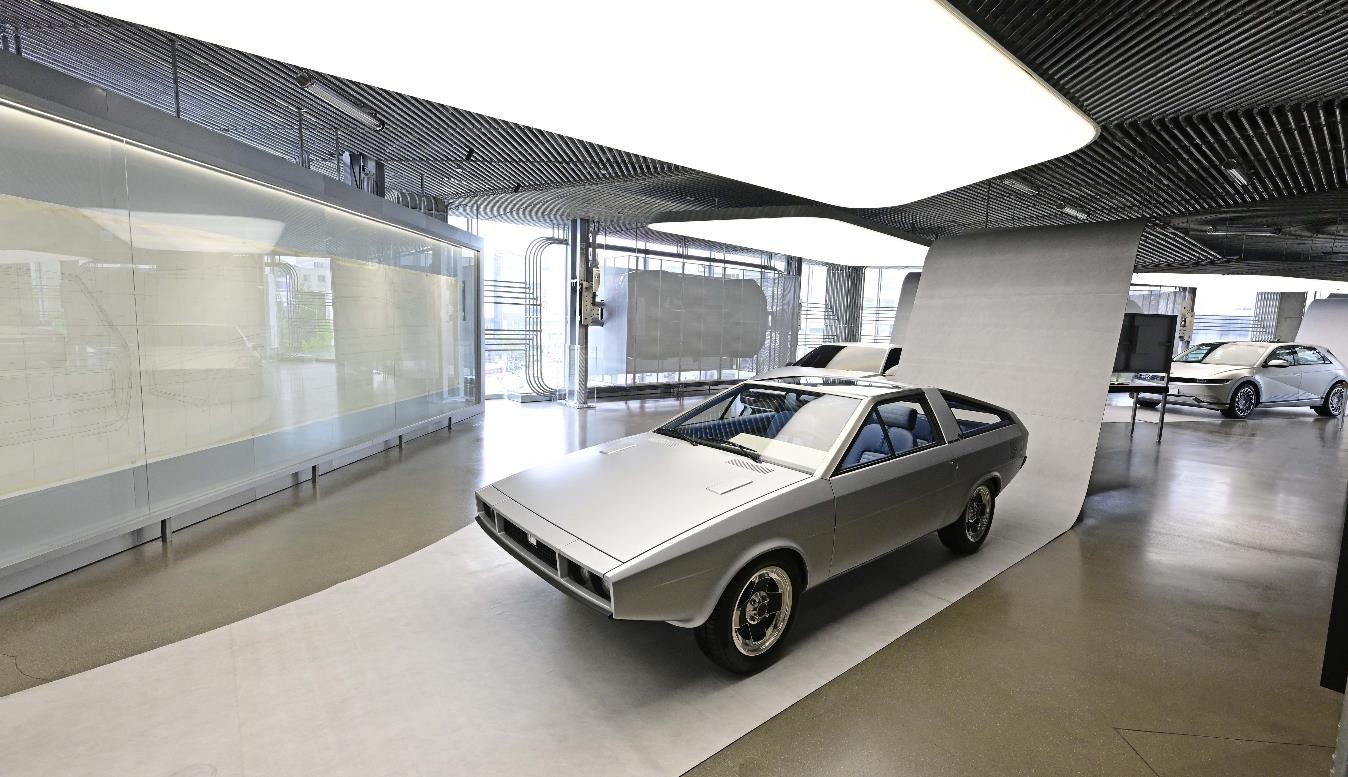 6.“Pony時間”展覽活動區(qū)中亮相的“Pony Coupe概念車”復原車.jpg