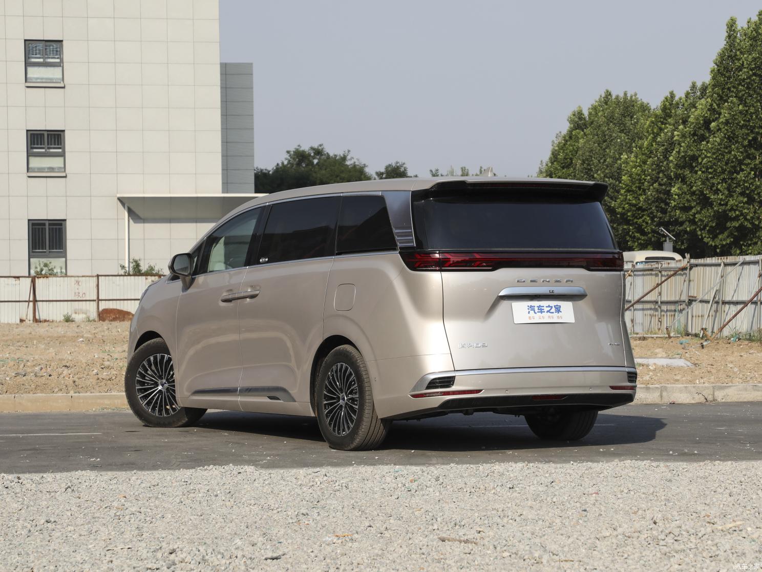 騰勢汽車 騰勢D9 2022款 EV 600 四驅(qū)旗艦型