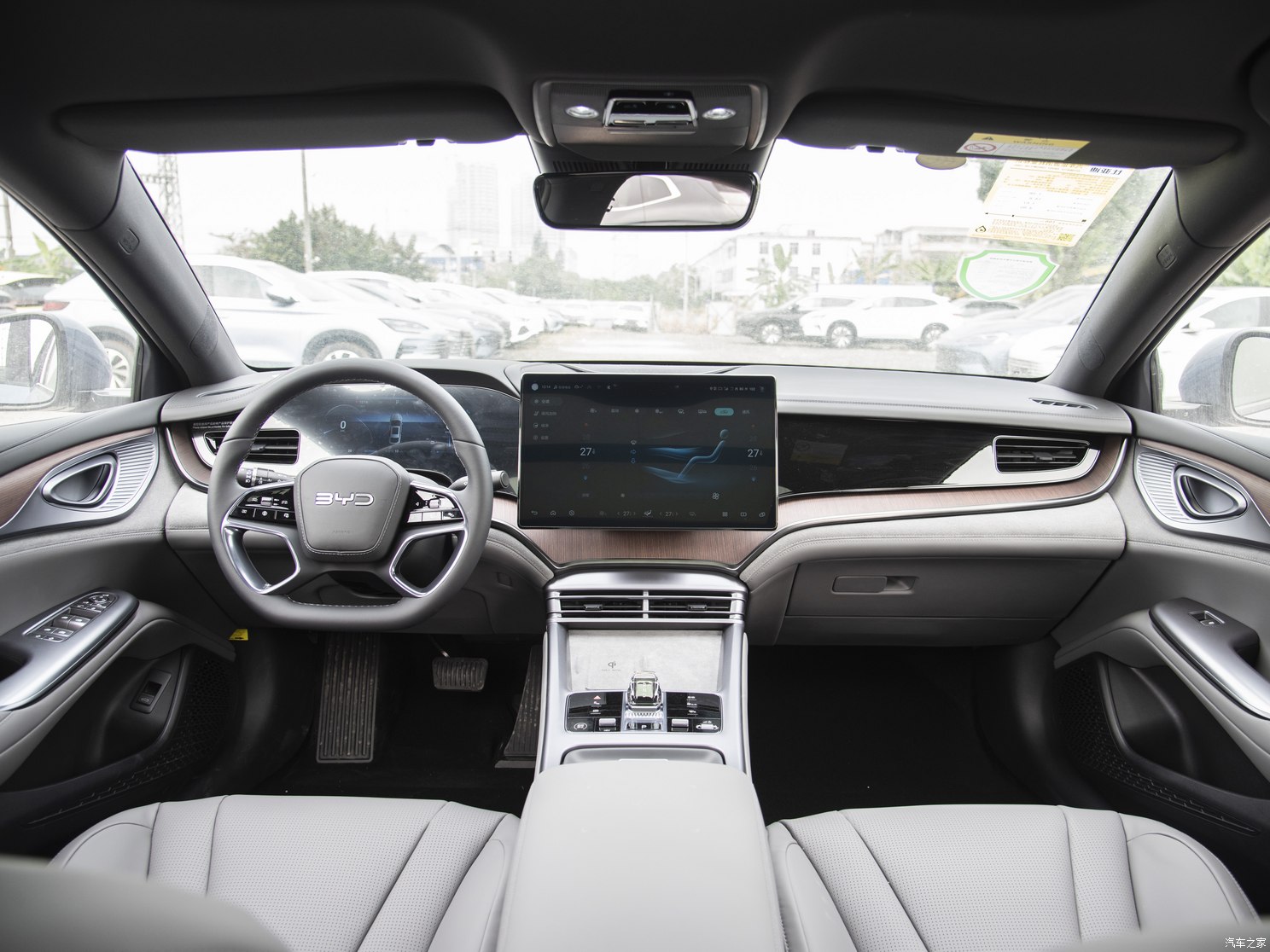 比亞迪 海豹 2023款 DM-i 1.5L 121km 尊貴型